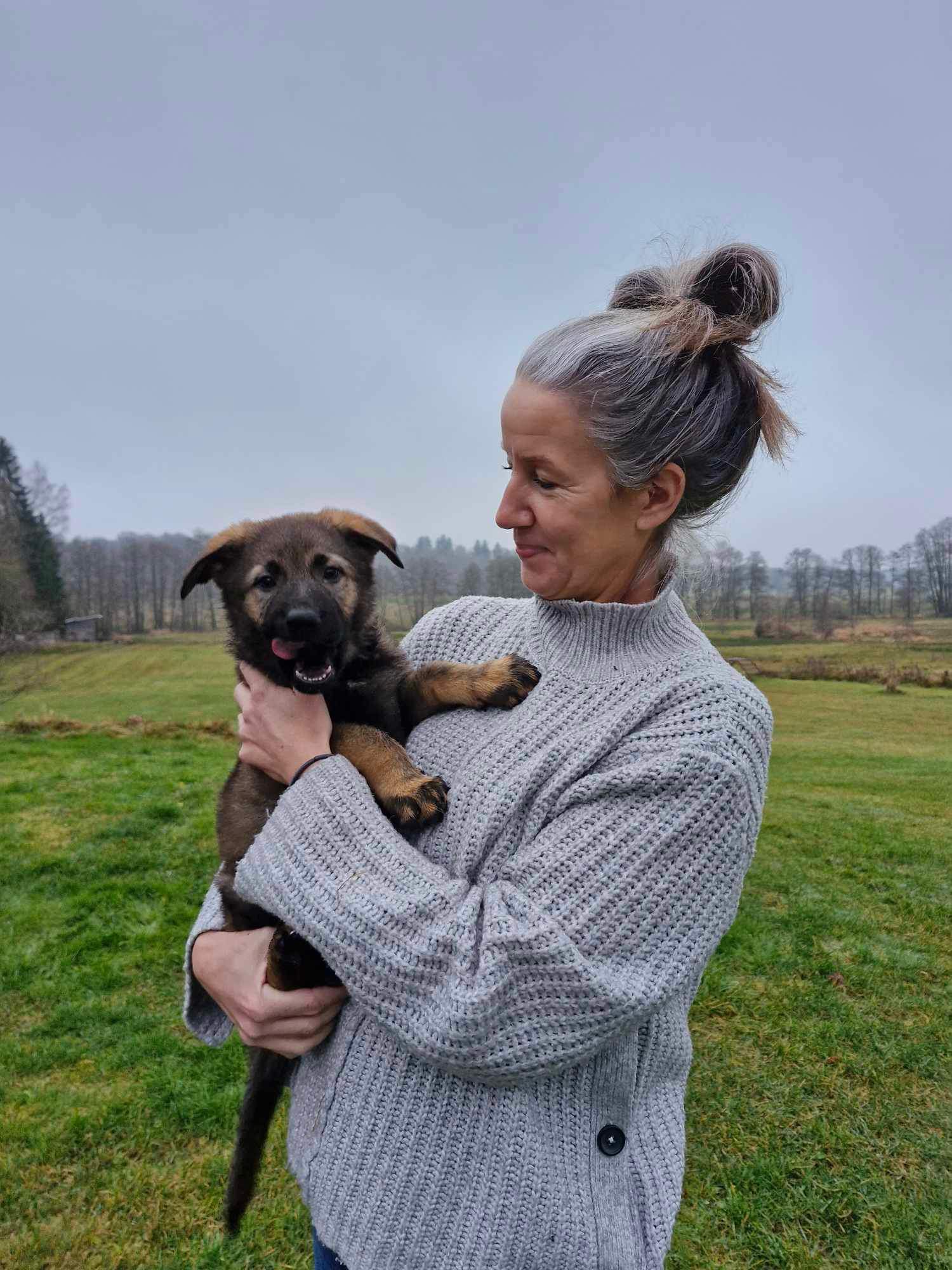 Maud med schäfervalp i famnen