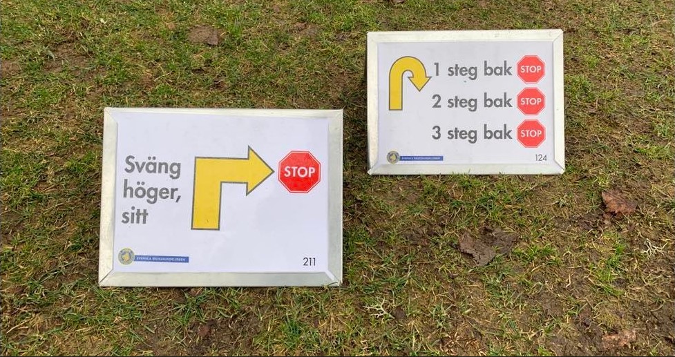 Två rallylydnadsskyltar