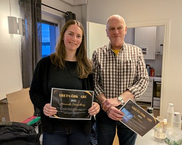 Amanda och Per håller diplom