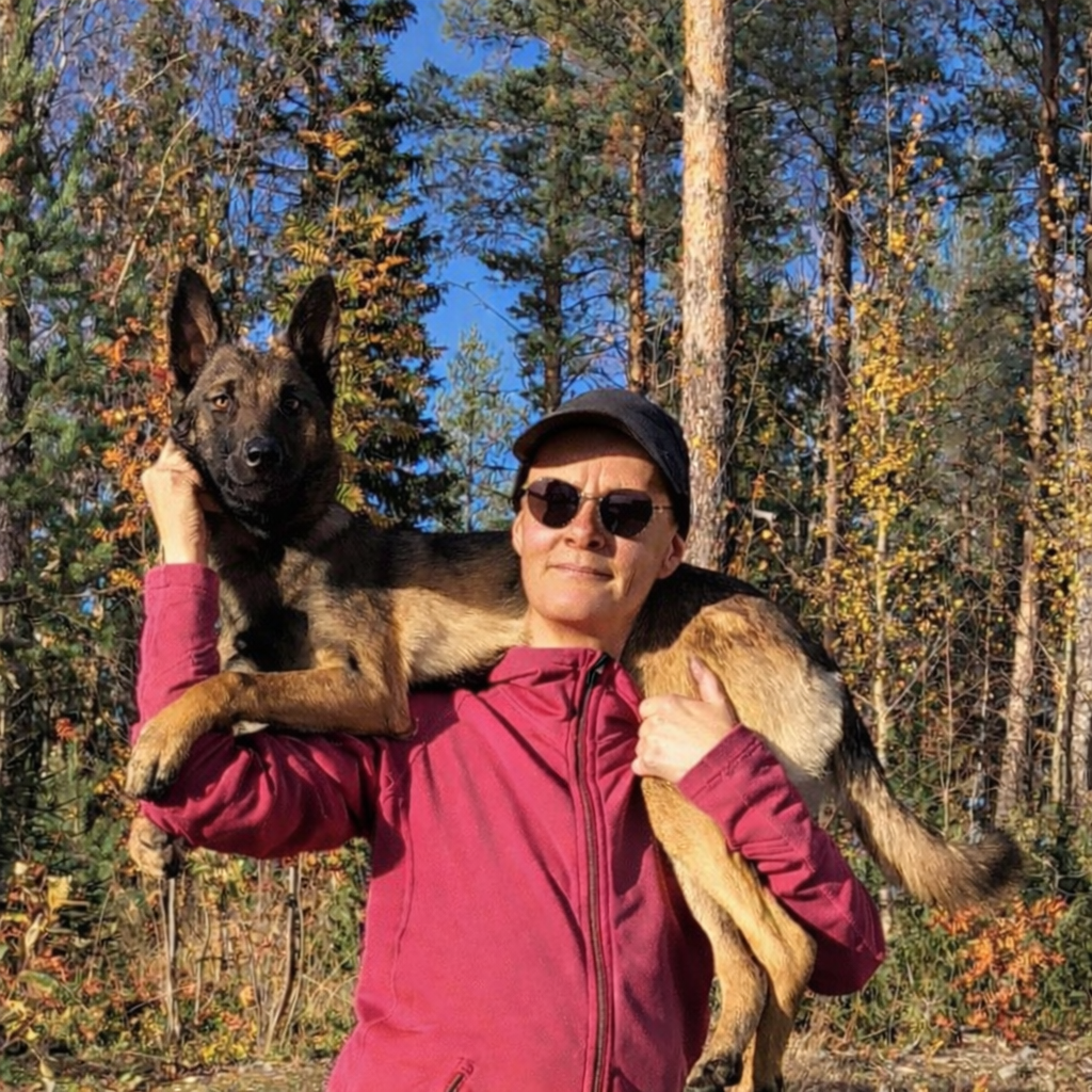 Marie med sin malinois på axlarna