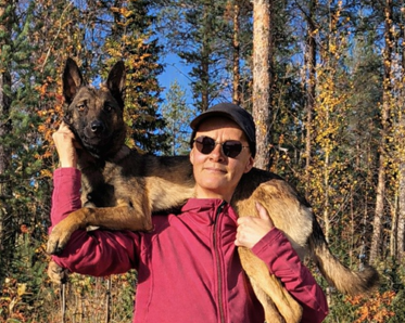 Marie med sin malinois på axlarna