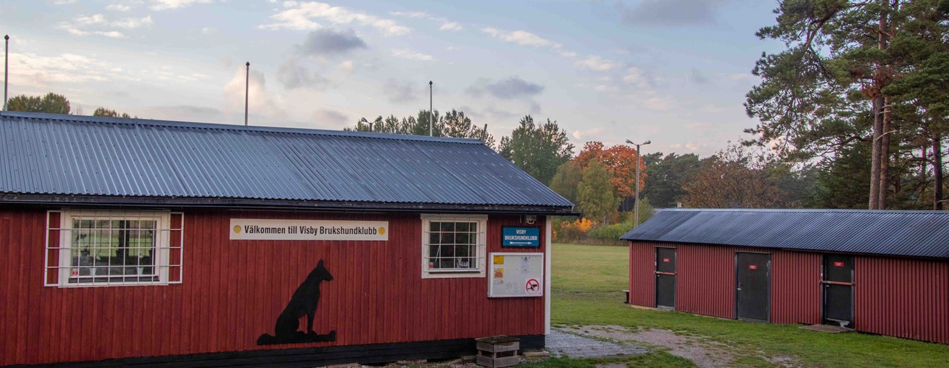 Visby BK stugans baksida och träningsbod