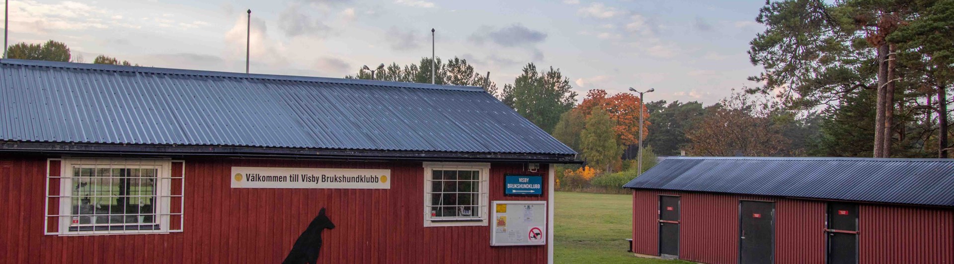 Visby BK stugans baksida och träningsbod