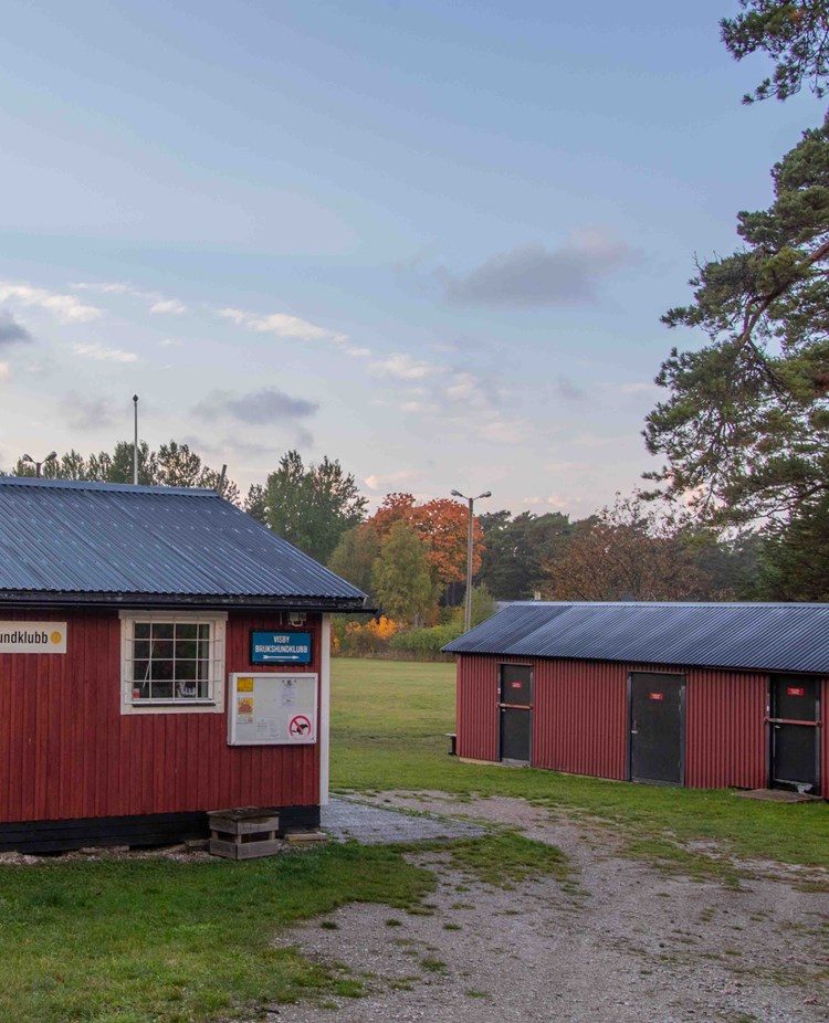 Visby BK stugans baksida och träningsbod