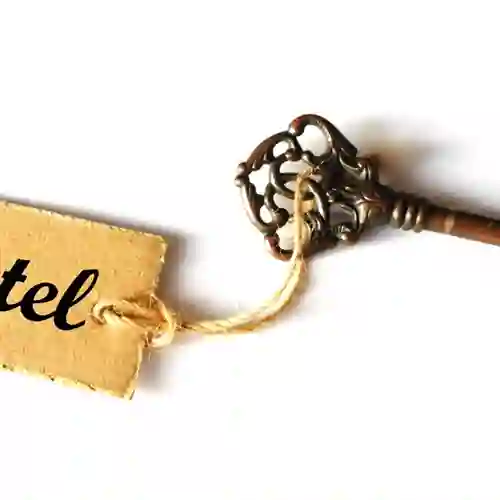 Bild som visar en gammaldags hotellnyckel.
