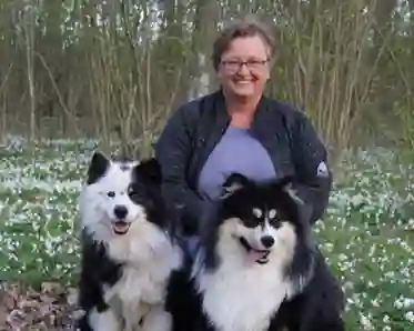 Malin Fräki med två hundar