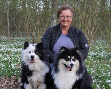 Malin Fräki med två hundar