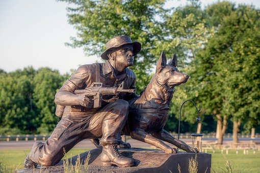 Staty föreställande soldat med hund