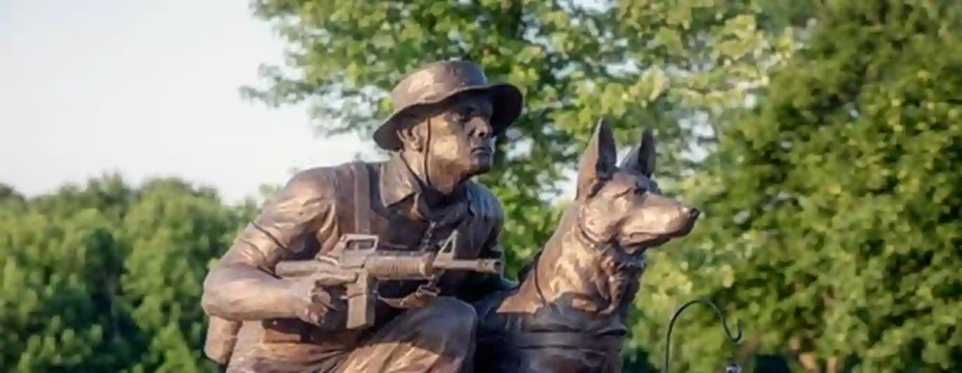 Staty föreställande soldat med hund