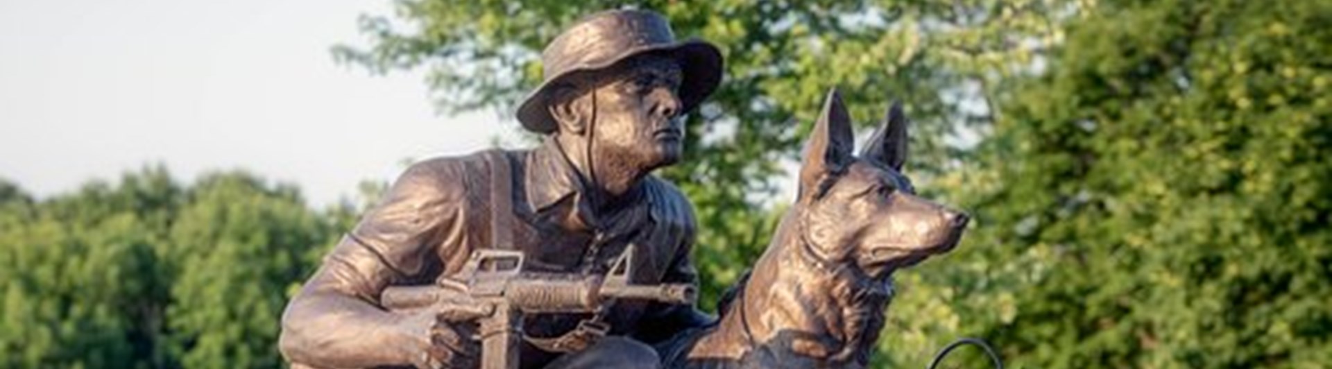 Staty föreställande soldat med hund