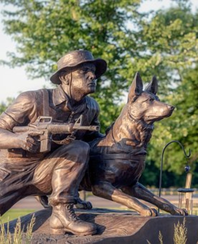 Staty föreställande soldat med hund