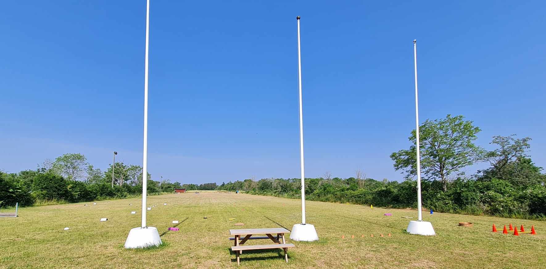 appellplan med flaggstänger i förgrunden