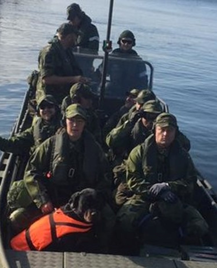 Militärbåt - patrullhund - Foto: Linda Ekström