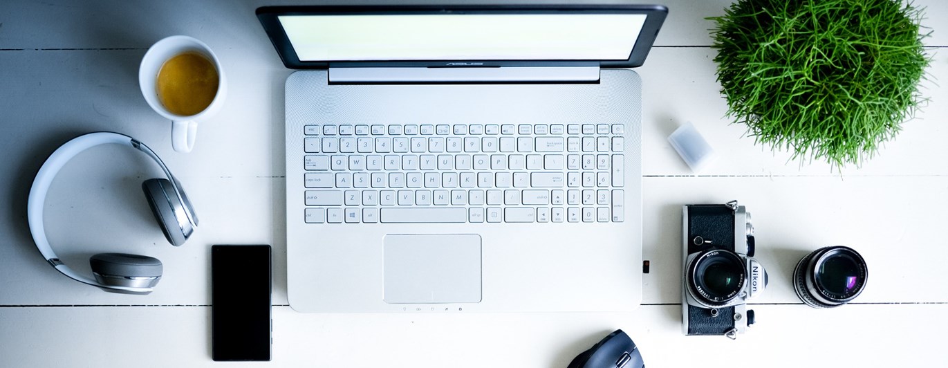 Skrivbord med dator samt kontorstillbehör