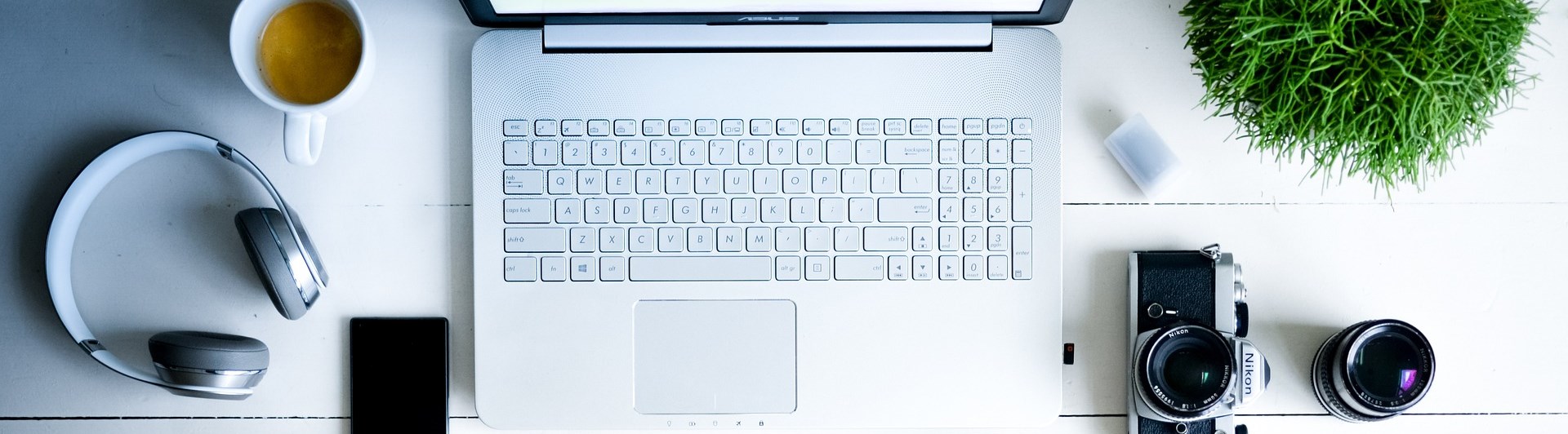 Skrivbord med dator samt kontorstillbehör