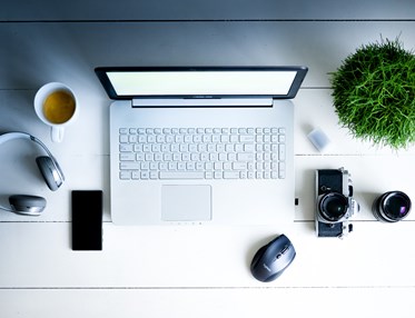 Skrivbord med dator samt kontorstillbehör