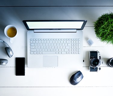 Skrivbord med dator samt kontorstillbehör