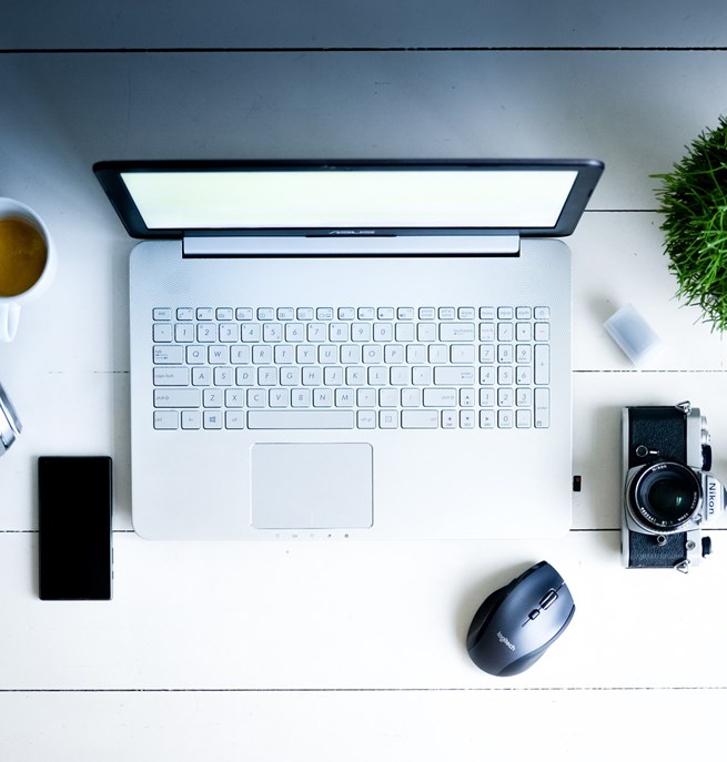 Skrivbord med dator samt kontorstillbehör