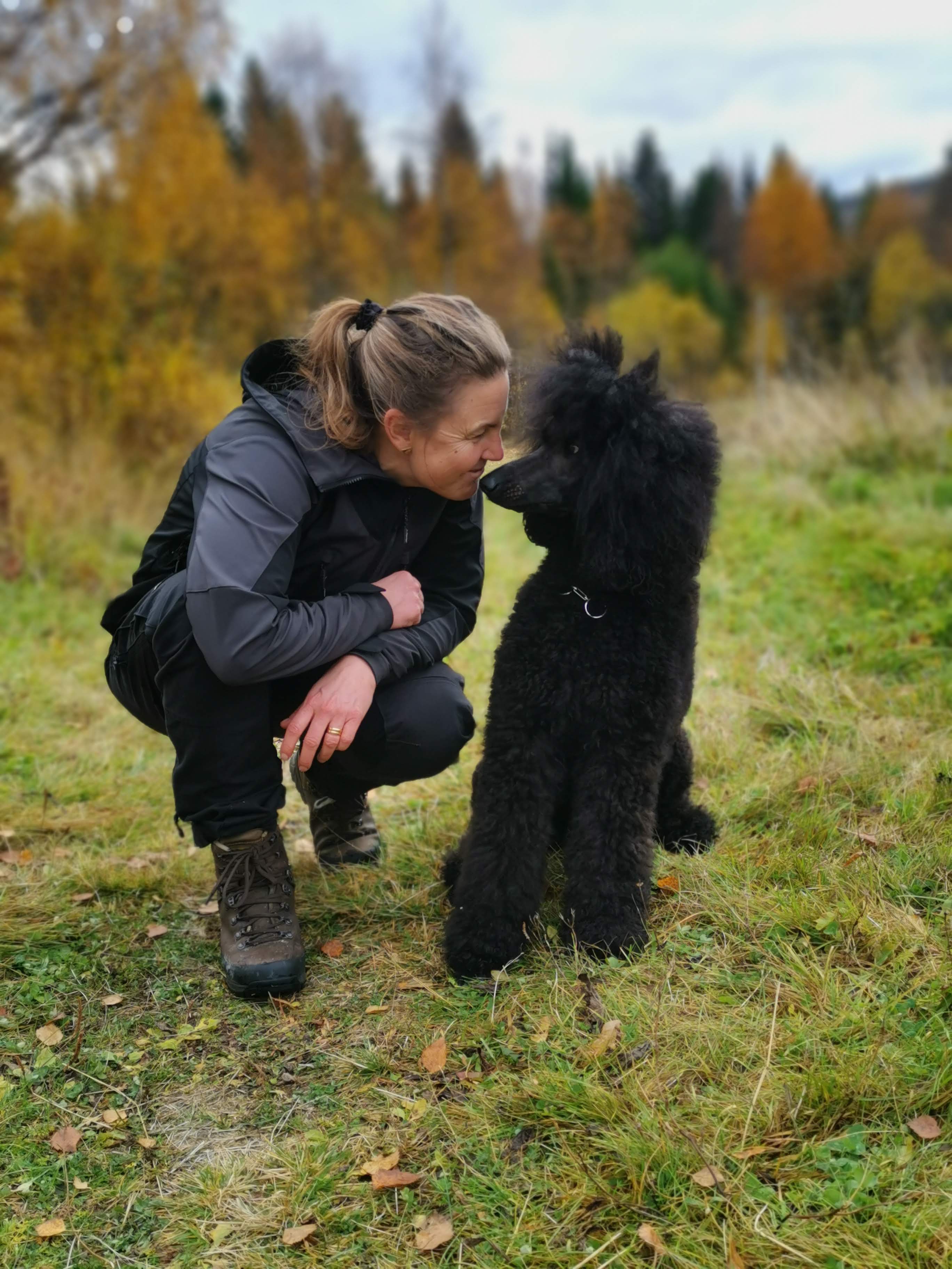 Rebecca med sin storpudel.