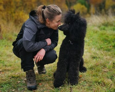 Rebecca med sin storpudel.