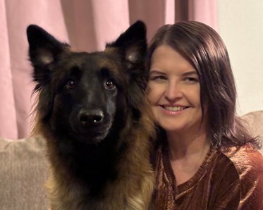 Foto på Jenny Mild och hennes tervueren