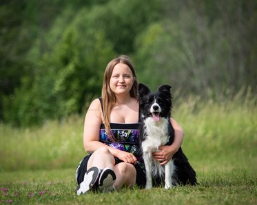 Foto på Janna Myhre med sin border collie Koira