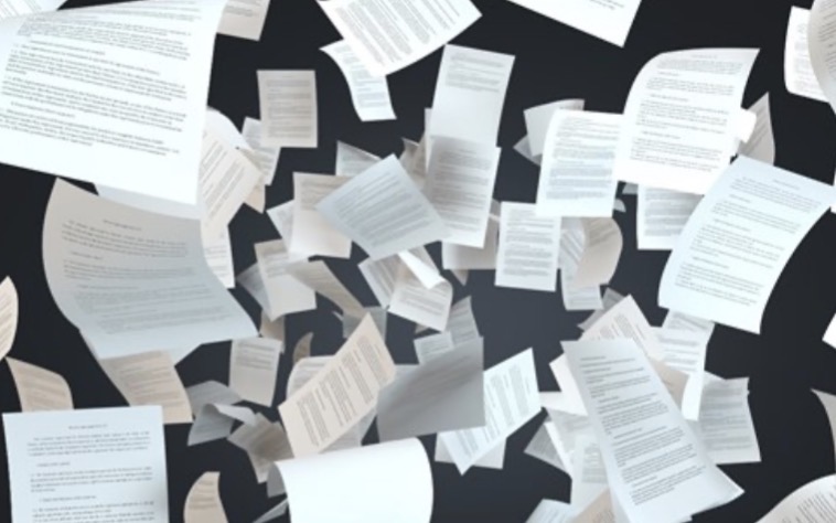 Papper som är uppslängda i luften 