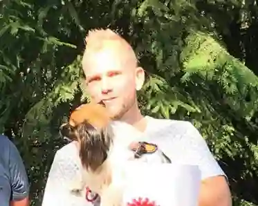 Viktor med Papillon-hunden Balthazar