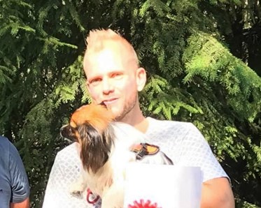 Viktor med Papillon-hunden Balthazar