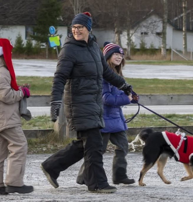 Bild på kvinna med barn hund med tomtekläder