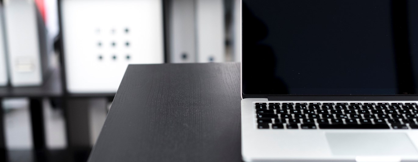 Bild som visar en bärbar dator i kontor.