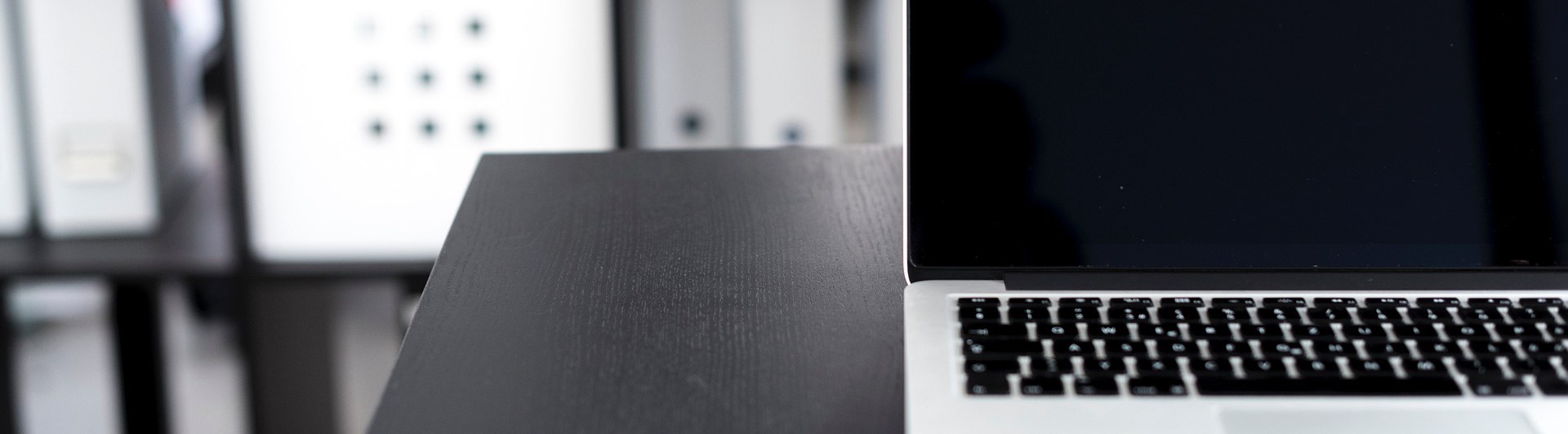 Bild som visar en bärbar dator i kontor.