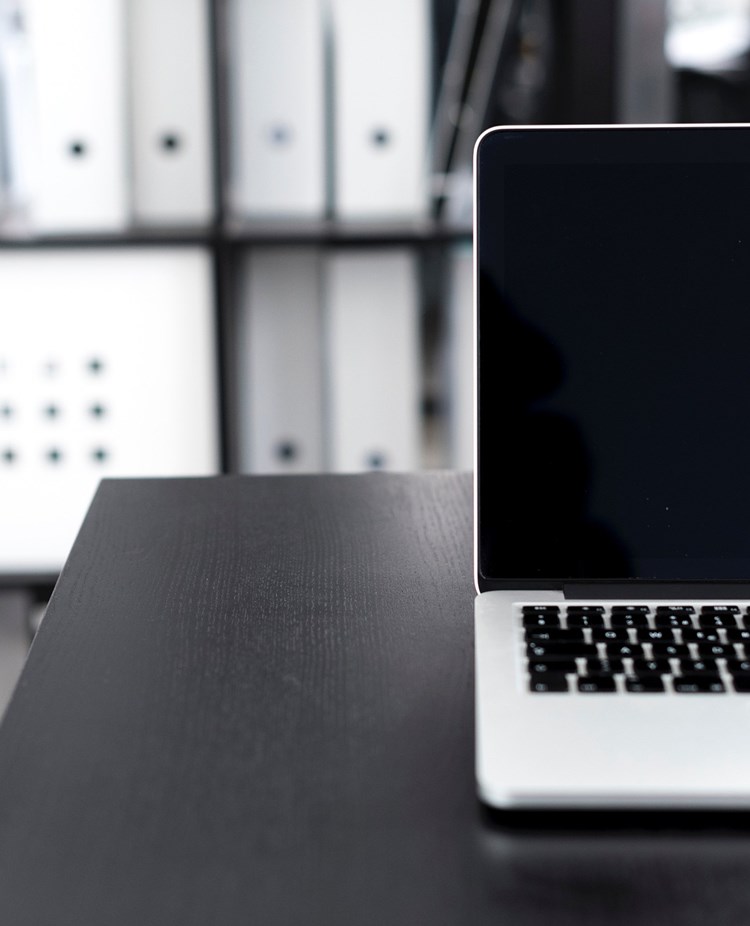 Bild som visar en bärbar dator i kontor.