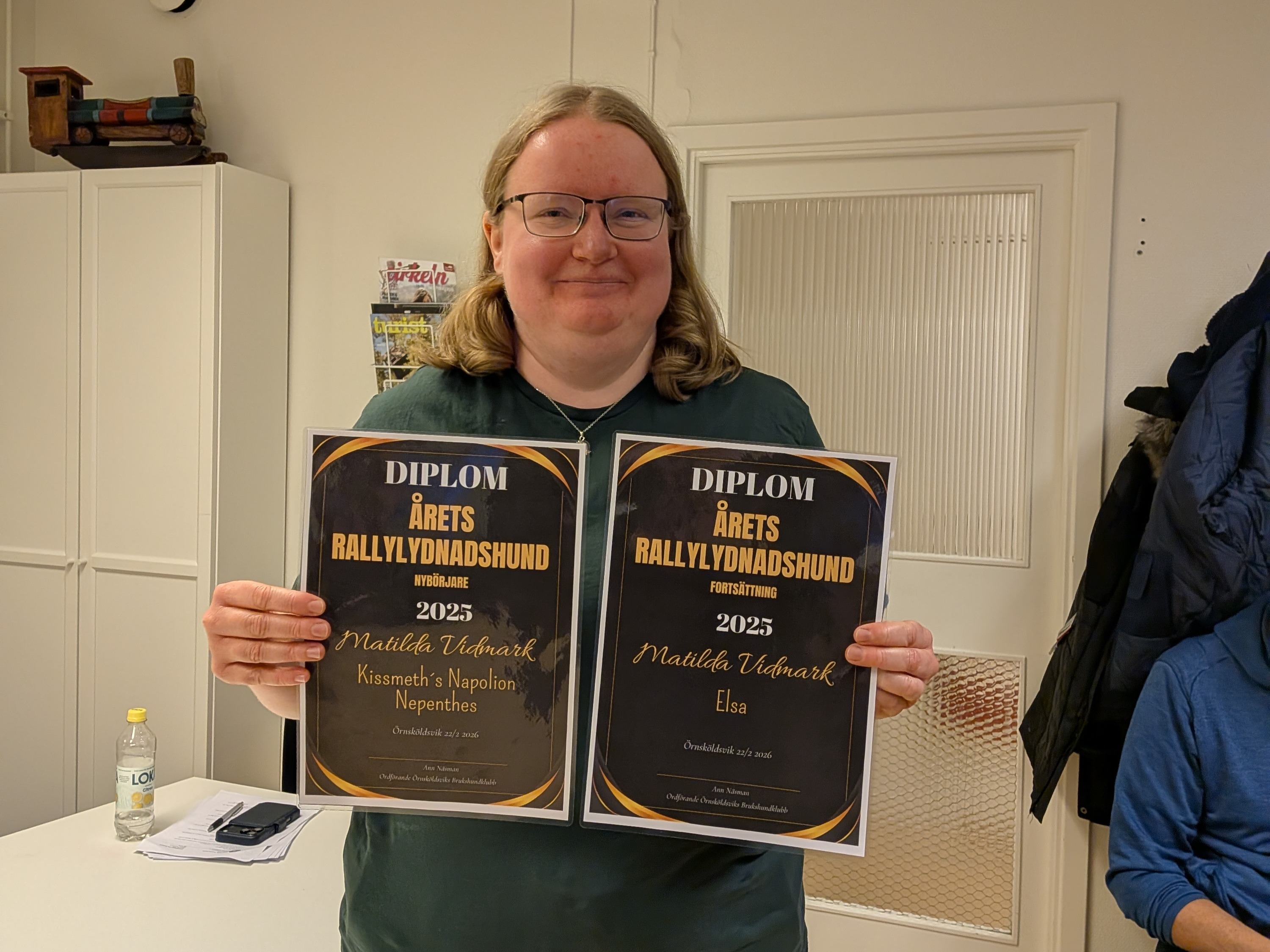 Matilda håller diplom