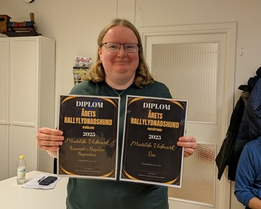 Matilda håller diplom